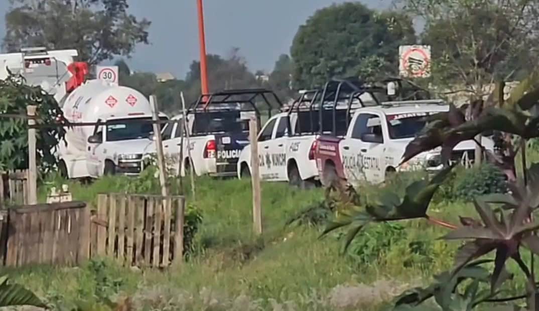 Aseguran pipas y detienen a dos personas por robo de gas a Pemex en Puebla