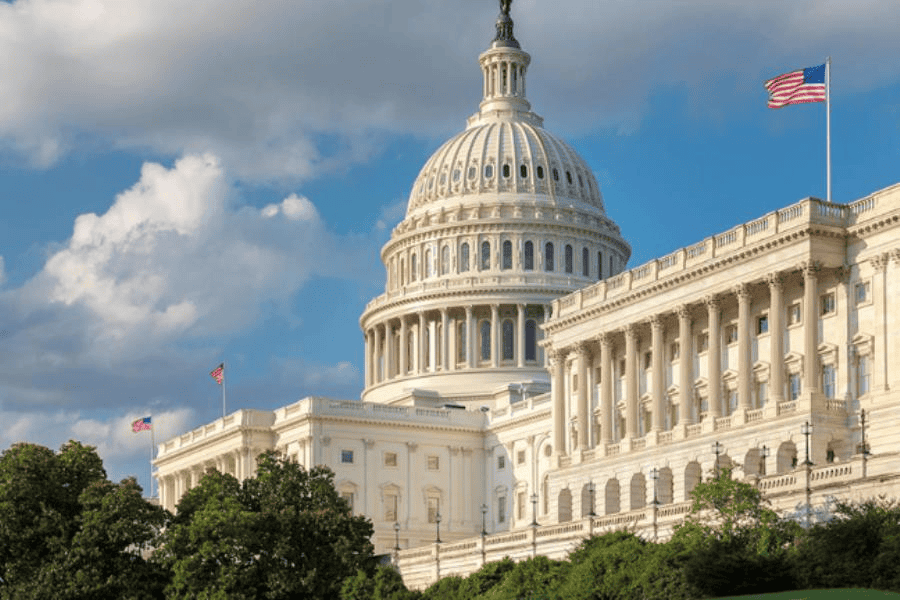 Detienen a sujeto armado con arco y flechas en el Capitolio