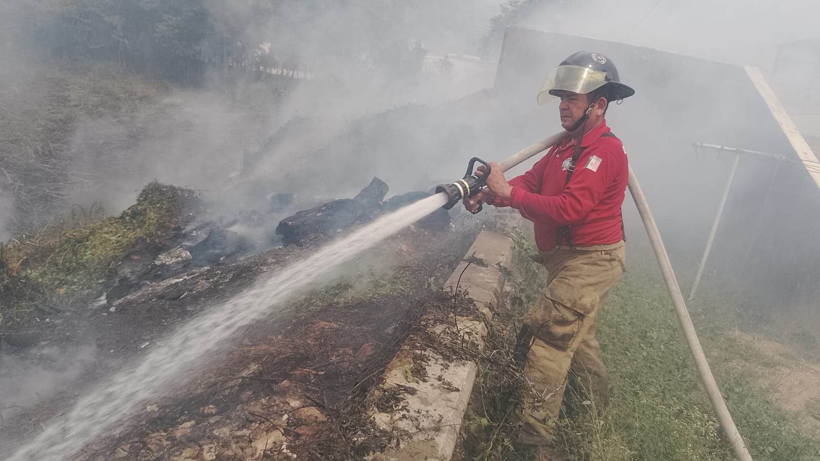 Sofocan bomberos de PC Tabasco incendios de pastizal que amenazaban viviendas