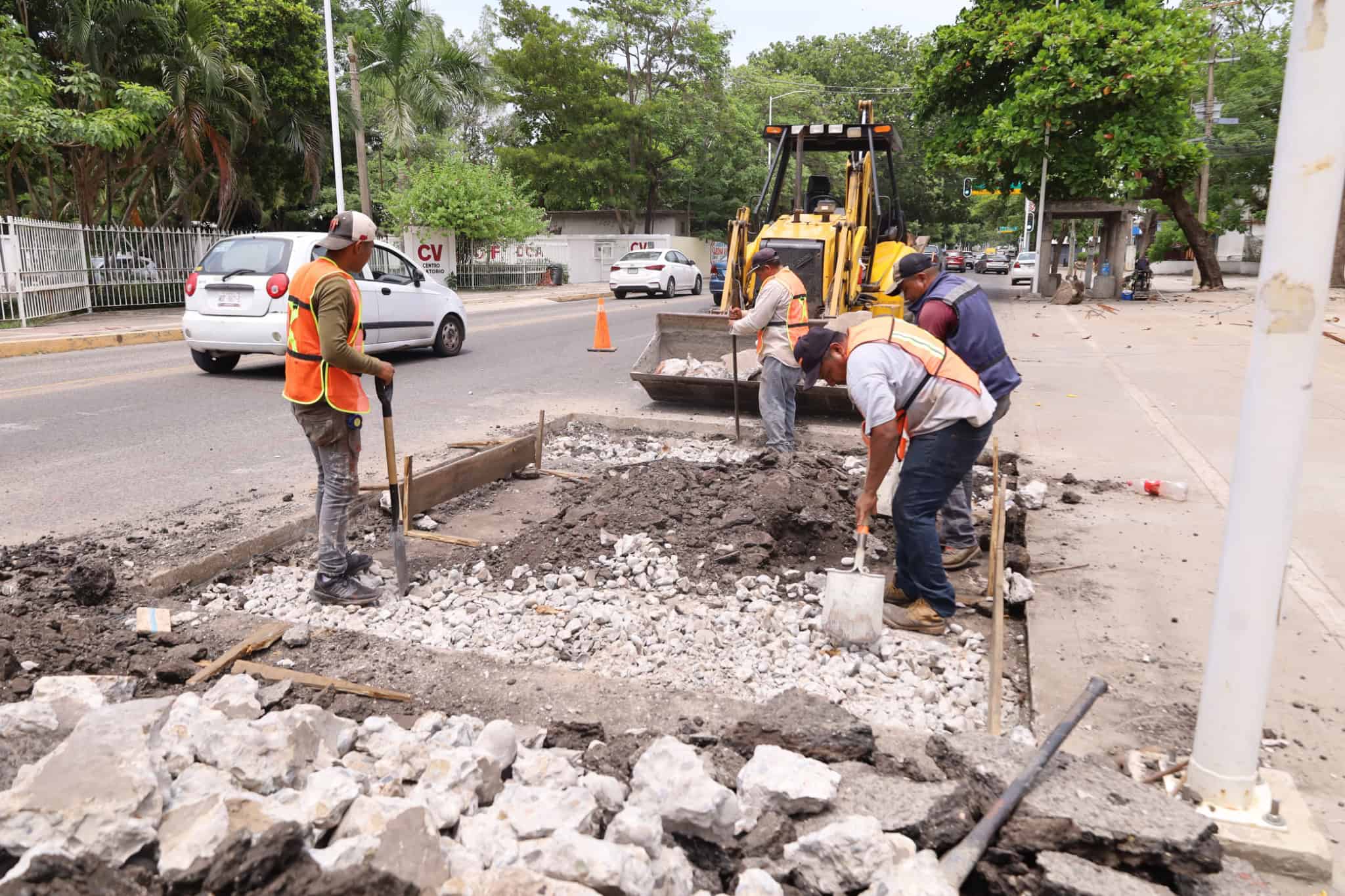 Construyen paso peatonal frente a CAM 1912 en 27 de Febrero tras solicitud de padres con bloqueo vial