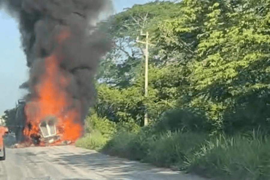 Choca contra camioneta y se incendia pipa en la Escárcega-Villahermosa