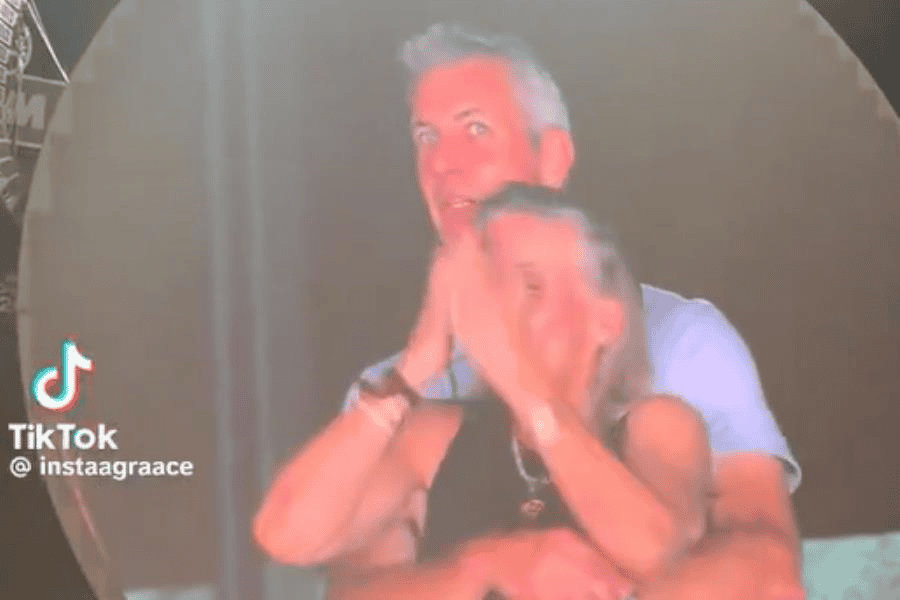 Exhiben a “infieles” en concierto de Coldplay
