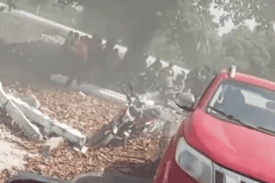 Se accidenta camioneta en la Cárdenas-Coatzacoalcos al perder visibilidad por cemento regado