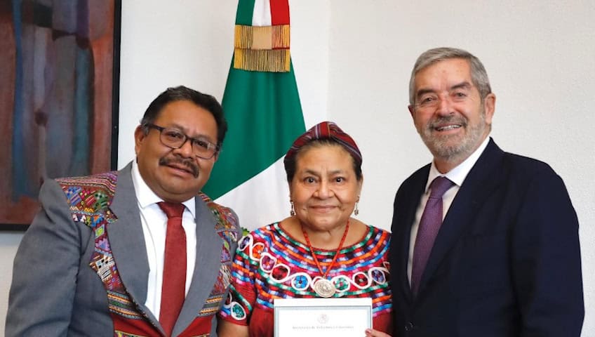¡Ya es mexicana! Rigoberta Menchú recibe carta de naturalización