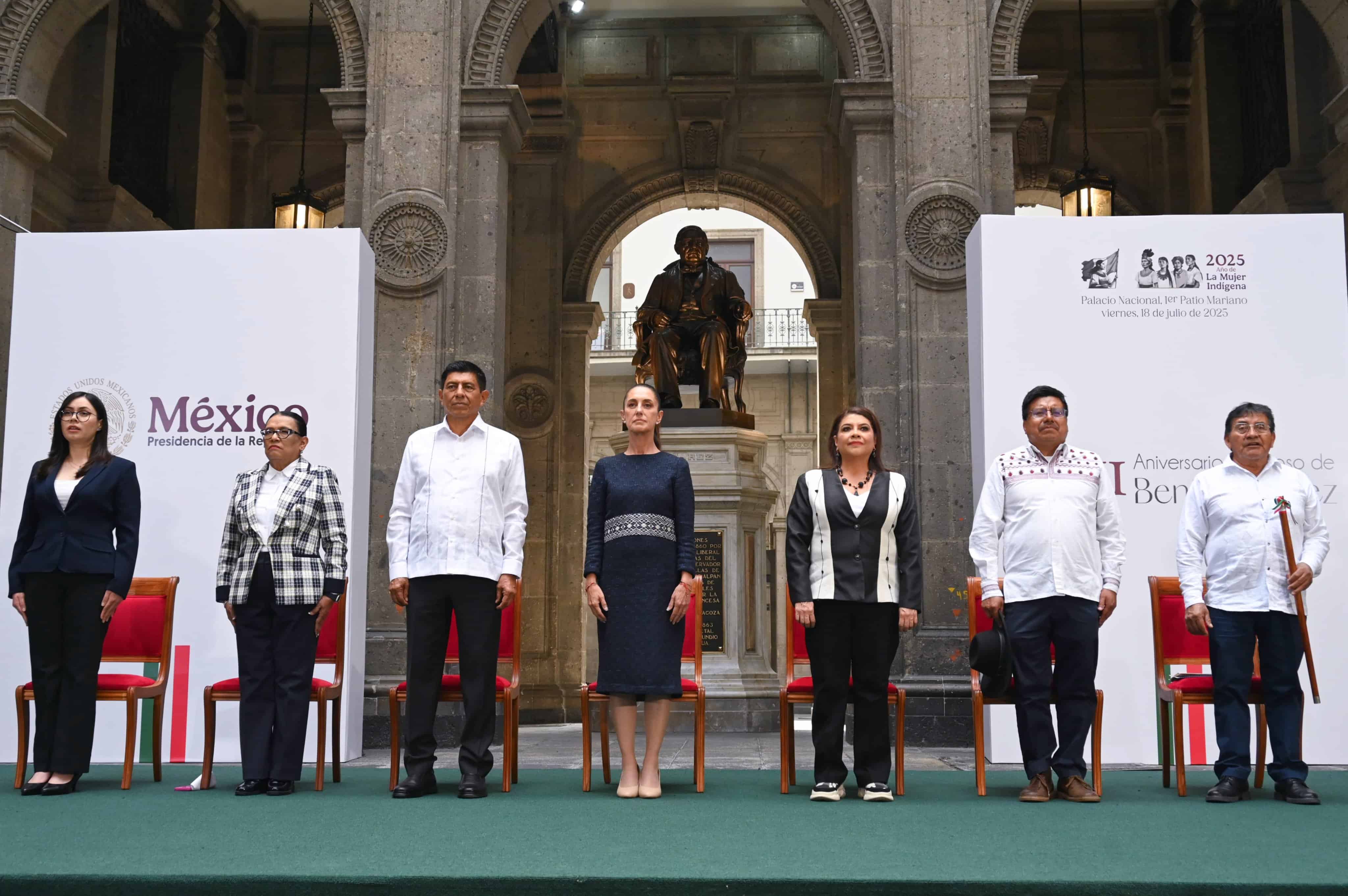 Rinden homenaje en Palacio Nacional a Benito Juárez por su 153 aniversario luctuoso
