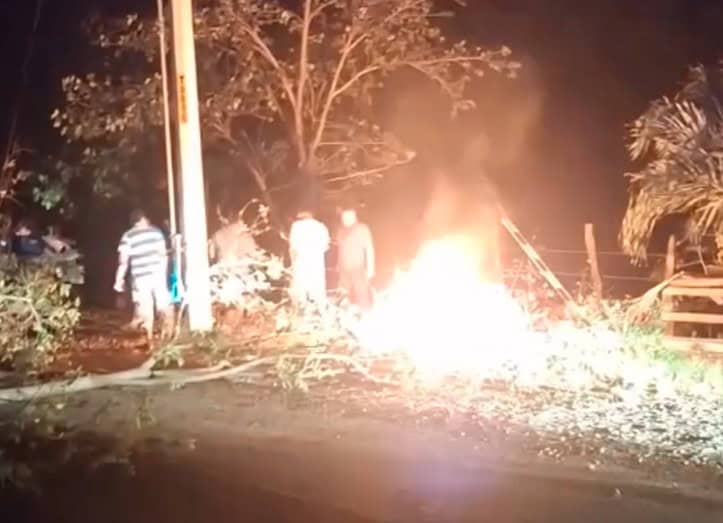 Conductor de tráiler ignora bloqueo y se va sobre la gente en la península de Atasta