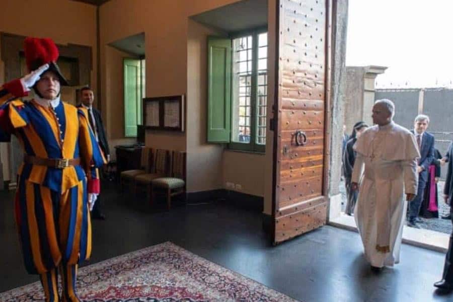 Regresa Papa León a El Vaticano tras descanso en Castel Gandolfo