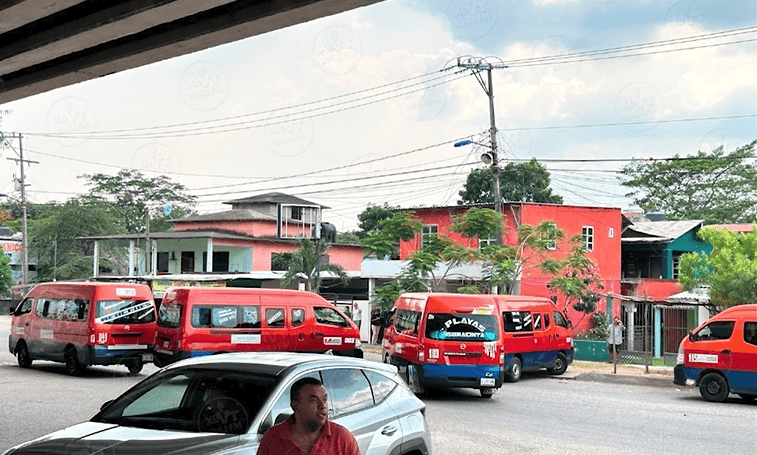 Choferes del transmetropolitano bloquean la vía a Teapa