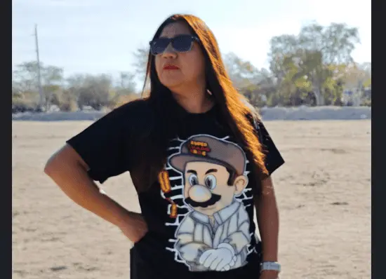 Regidora de La Paz, BCS, viste playera alusiva a “El Chapo” Guzmán durante actividades políticas