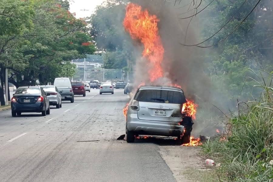 Tiran ponchallantas, disparan y queman vehículo en Villahermosa