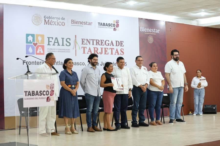 Entrega May tarjetas a comunidades indígenas de Tabasco para infraestructura social, educativa y de salud