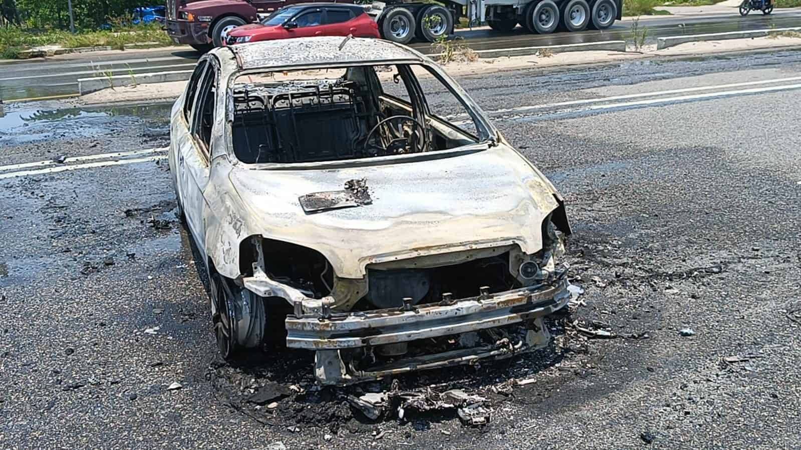 Se quema vehículo en la vía Cárdenas - Villahermosa; presuntamente habría sido provocado