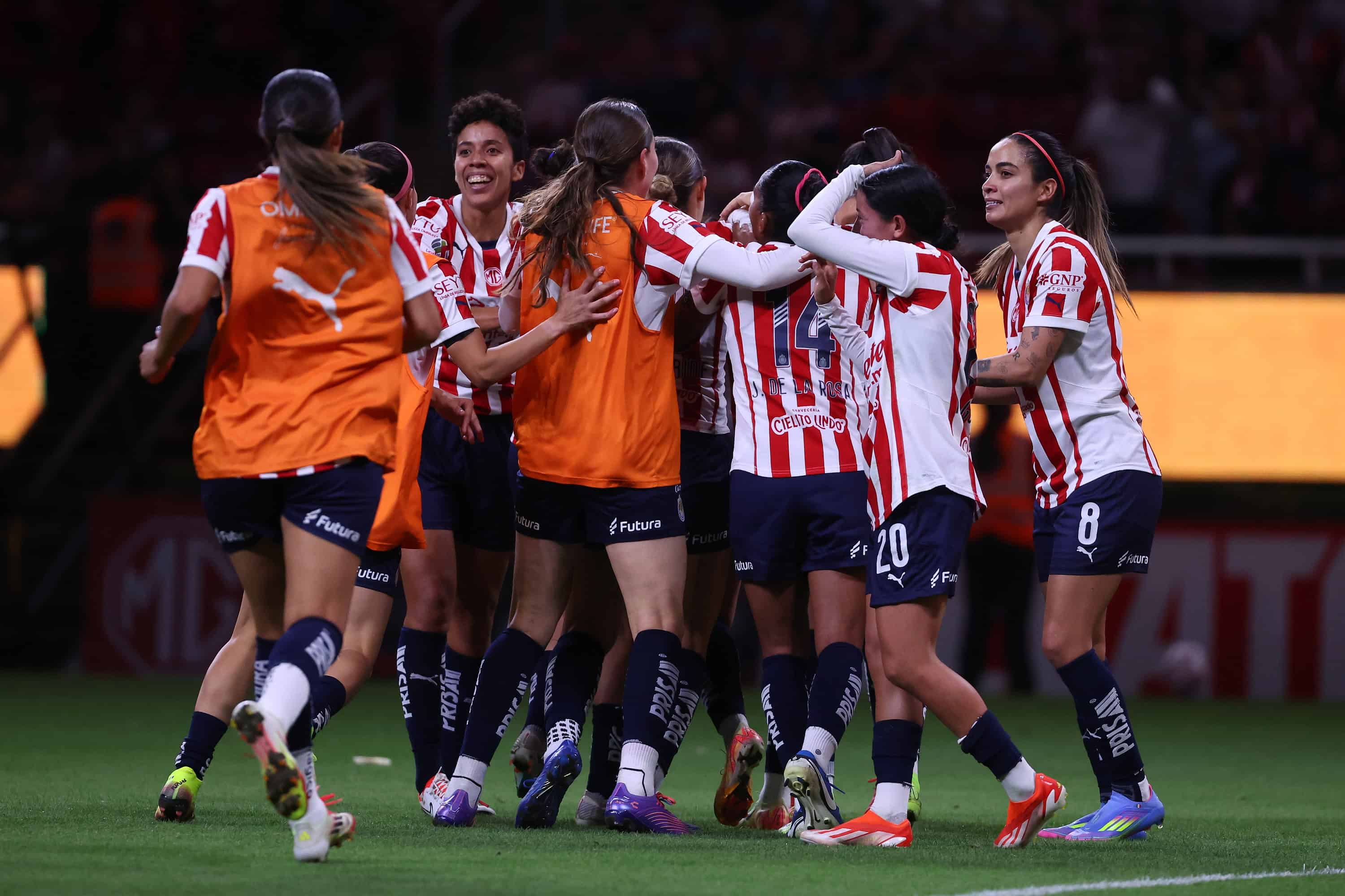 Jugadoras de Chivas femenil muestran inconformidad por videos del ‘Chicharito’