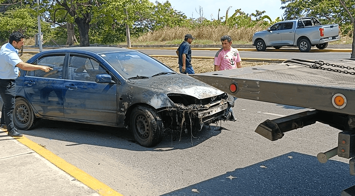 Se quema vehículo en El Espejo II por un cortocircuito