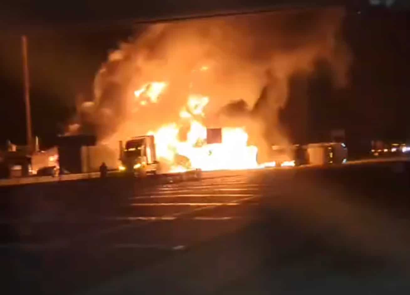 Pipas terminan en llamas tras fuerte accidente en Villahermosa-Cárdenas