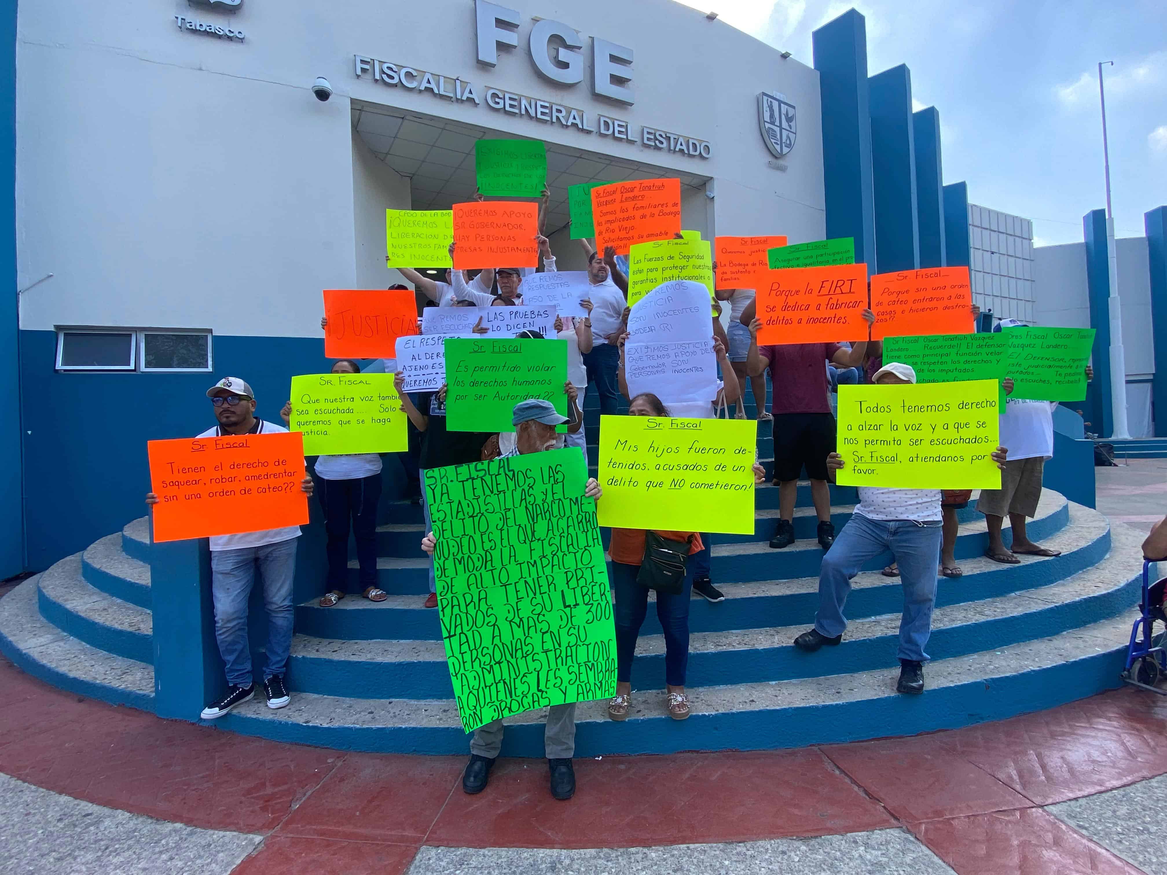 Protestan en la fiscalía de Tabasco familiares de 10 detenidos; acusan que les fabricaron delitos