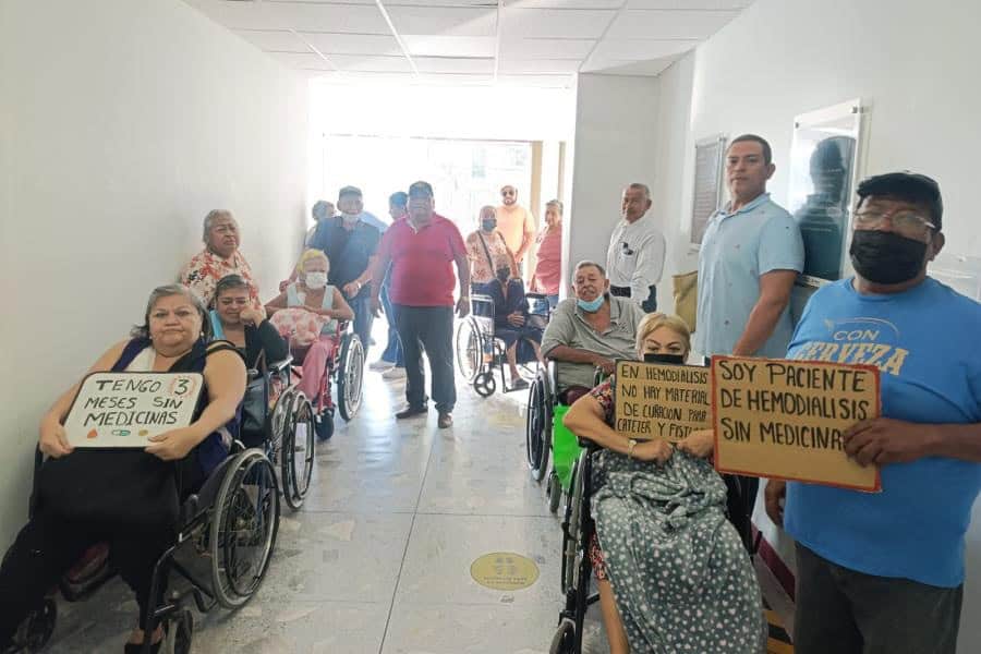 Por falta de medicamentos, protestan pacientes de hemodiálisis en Hospital de Pemex Villahermosa
