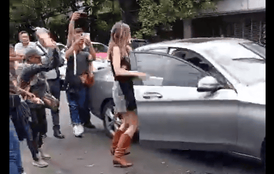 Agreden a Ximena, “Lady Racista” tras salir de su audiencia en la CDMX