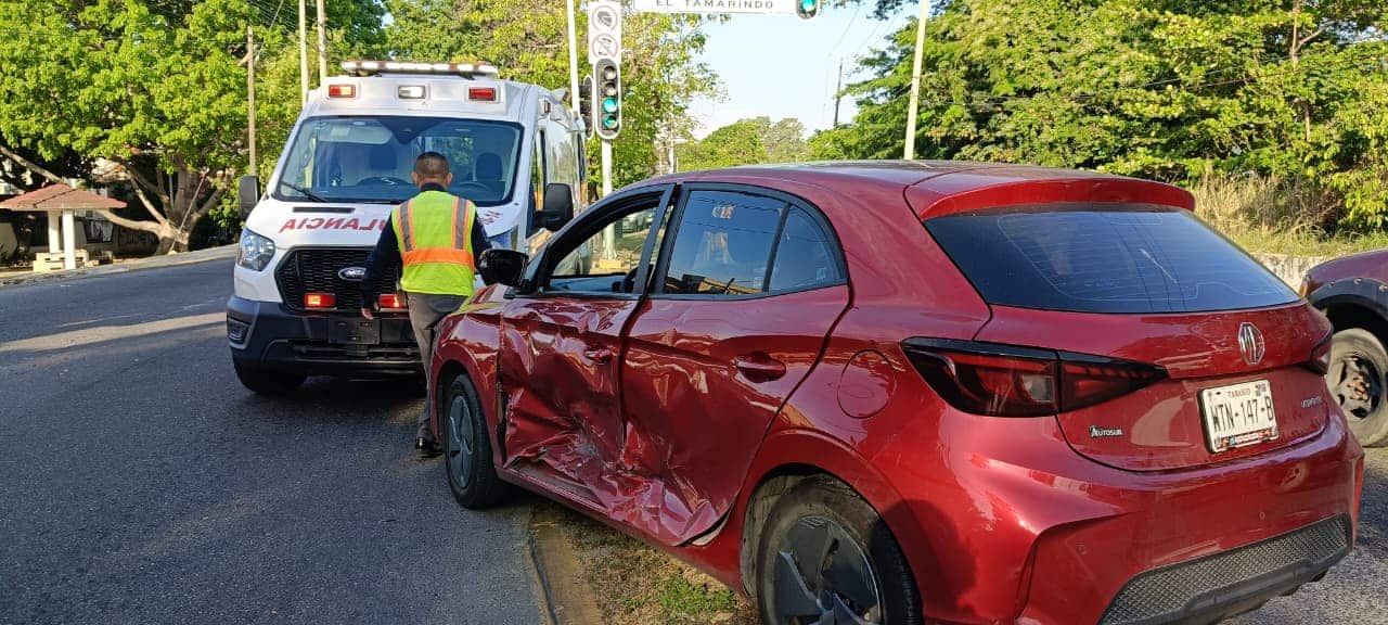 Tres vehículos siniestrados y un poste colapsado, saldo de 2 choques en Villahermosa