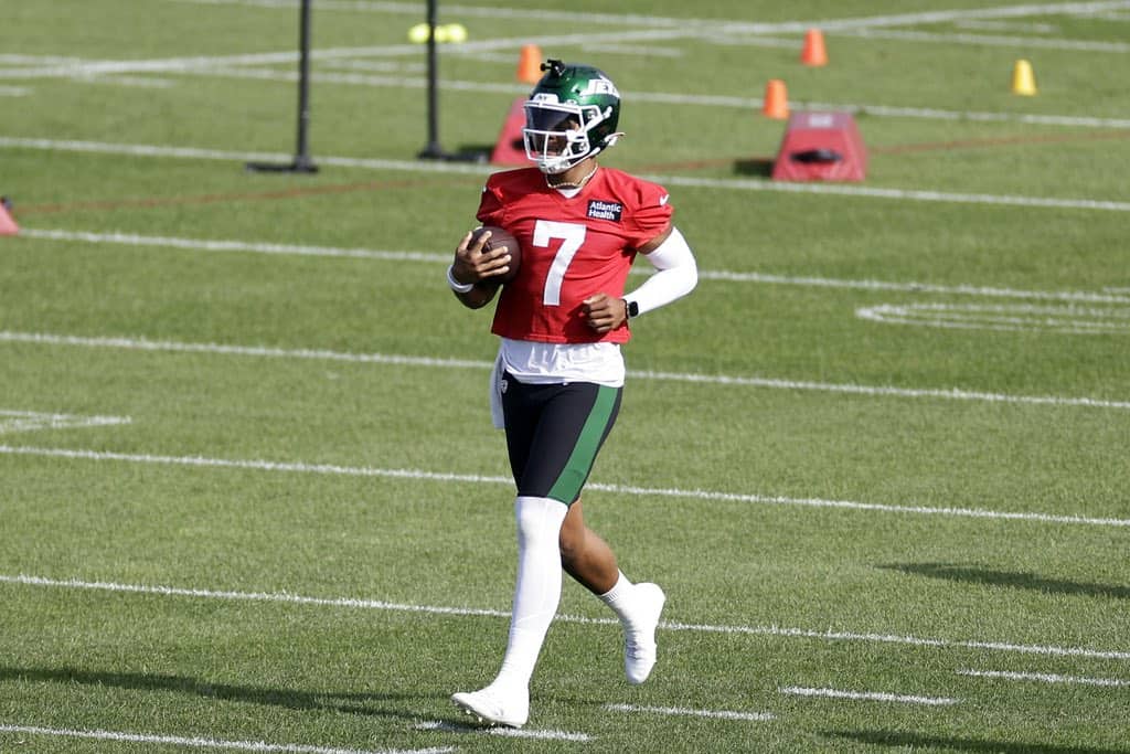 Justin Fields, mariscal de campo de Jets, sufre lesión en el pie derecho