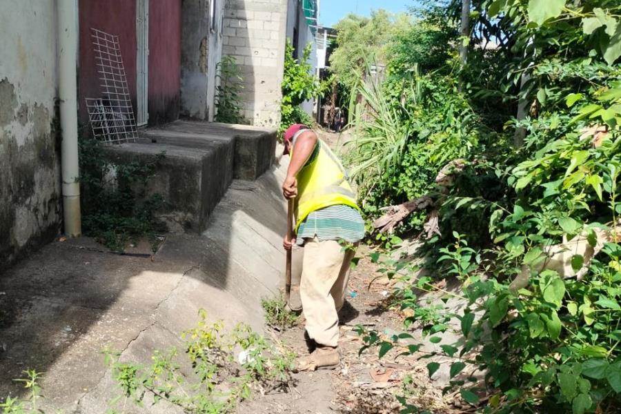 Realizan limpieza de canales a cielo abierto en la colonia Gil y Sáenz