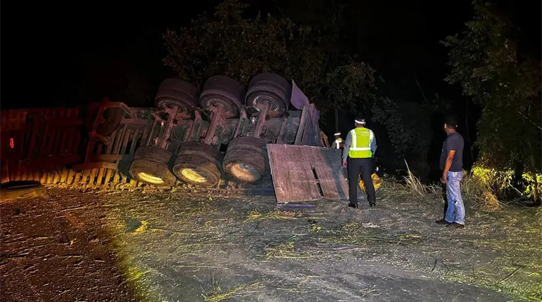 Tráiler cargado de maíz vuelca en la Villahermosa-Escárcega; fue rapiñado en minutos