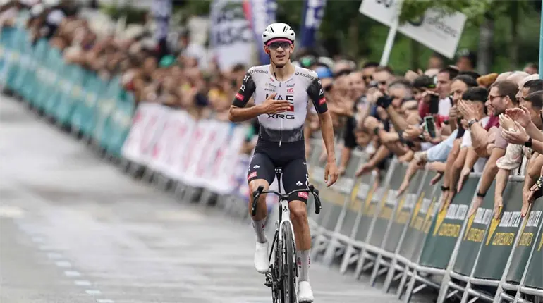 Isaac del Toro llega segundo en la Clásica de Ordizia y suma su tercer podio del mes