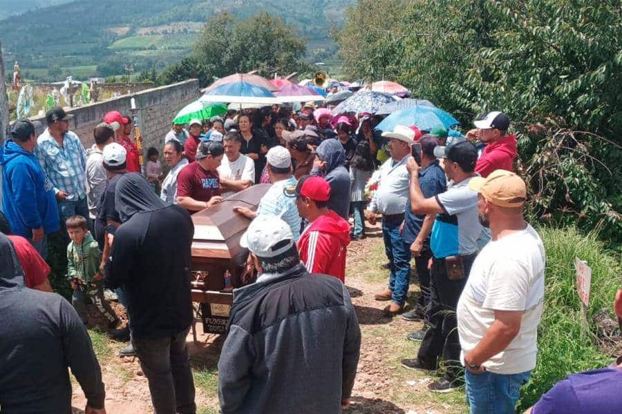 Llegan y sepultan en México restos de Jaime Alanís, mexicano fallecido en redada en EE.UU.