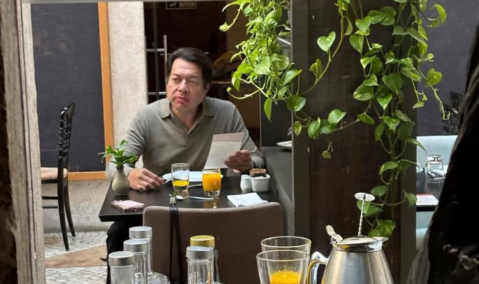 “Con pocas palabras” Mario Delgado reacciona a críticas por su viaje a Portugal