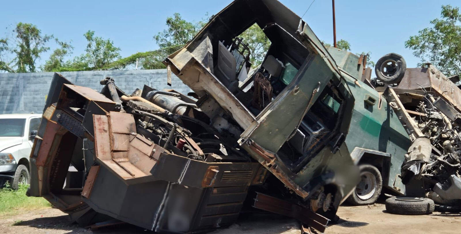 FGR destruye 23 vehículos “monstruos” en Tamaulipas