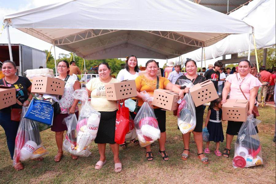 Entrega Centro aves de traspatio del programa de producción de pollitas ponedoras