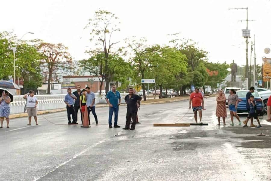 Habitantes del Espejo bloquean Av. Ruiz Cortines por fallas en el servicio eléctrico