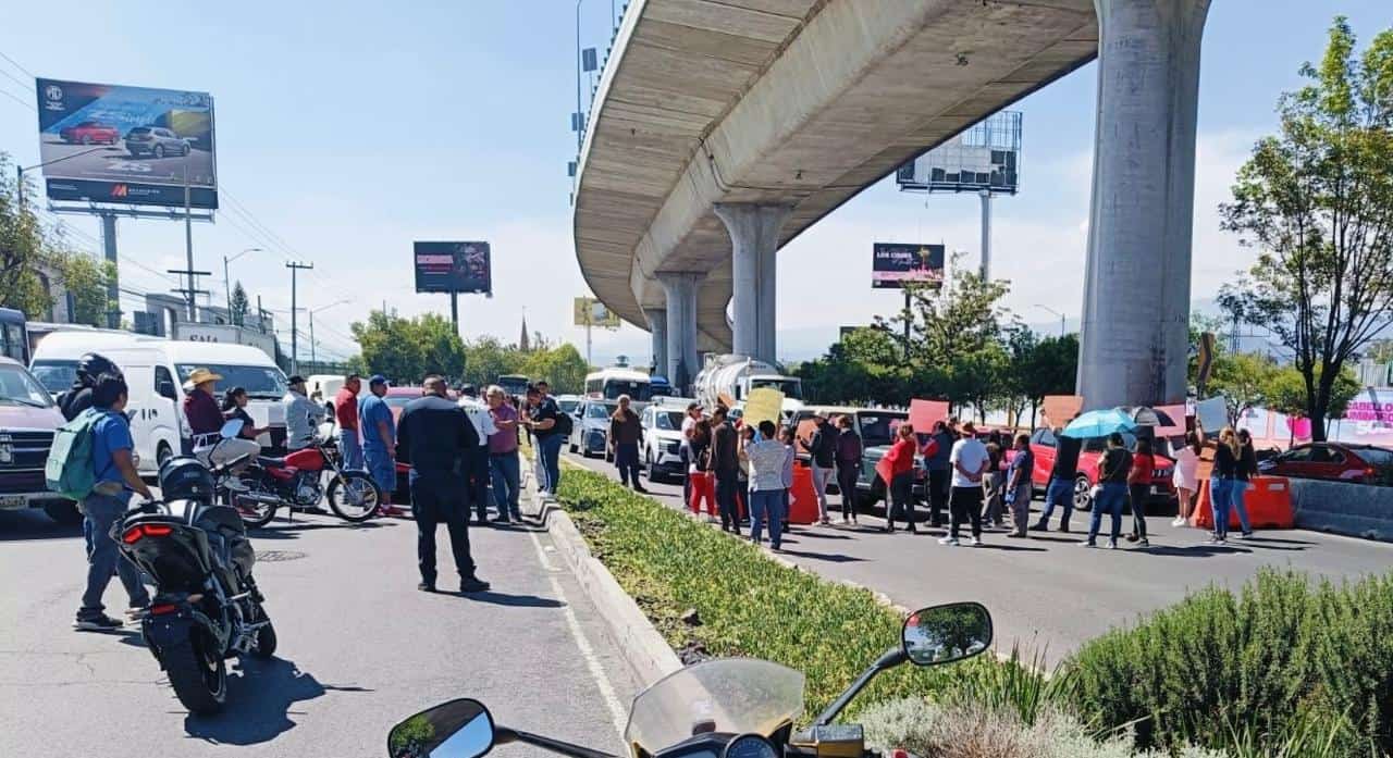 Bloquean comerciantes vialidades de CDMX en protesta contra “abasto popular”