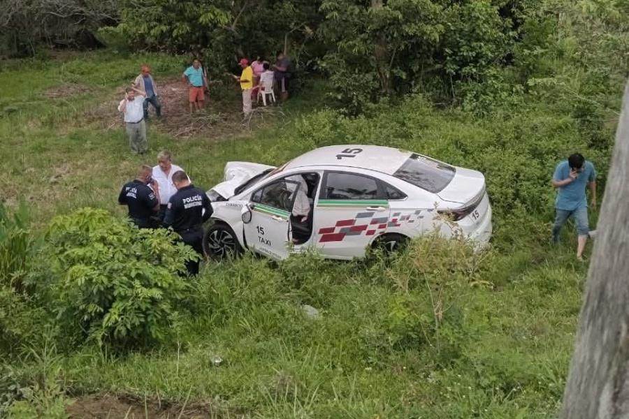 Llanta de tráiler se desprende e impacta en taxi en Villahermosa-Frontera