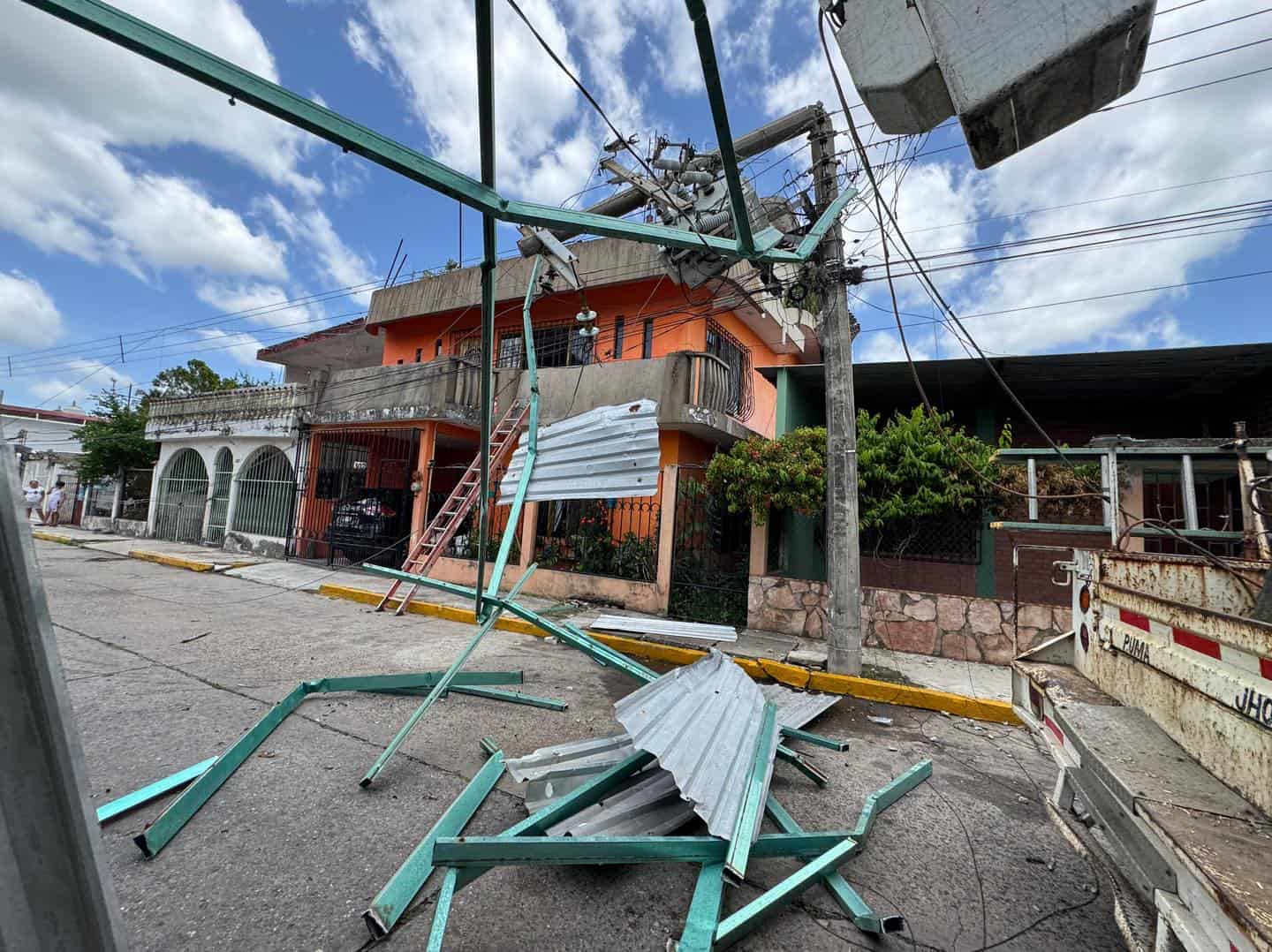 Entre protestas por falta de luz, CFE repone líneas eléctricas en Cunduacán