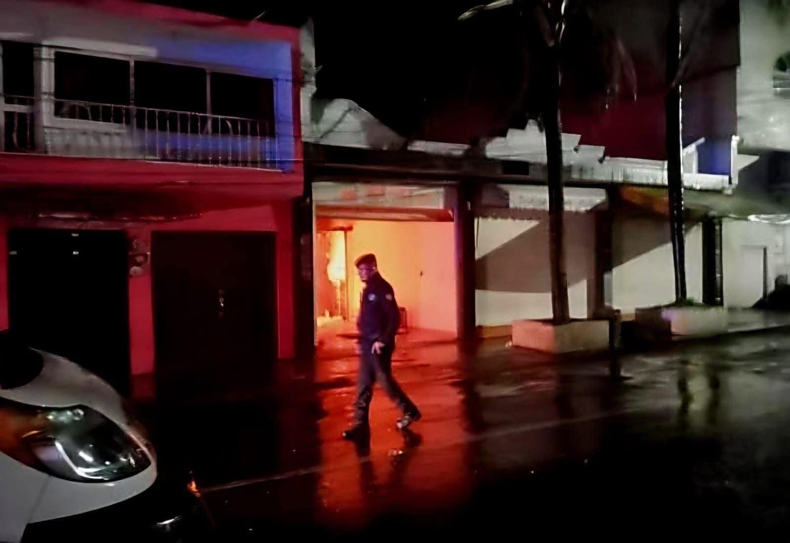 Grupo armado balea e incendia casa de alcaldesa de Queréndaro, Michoacán