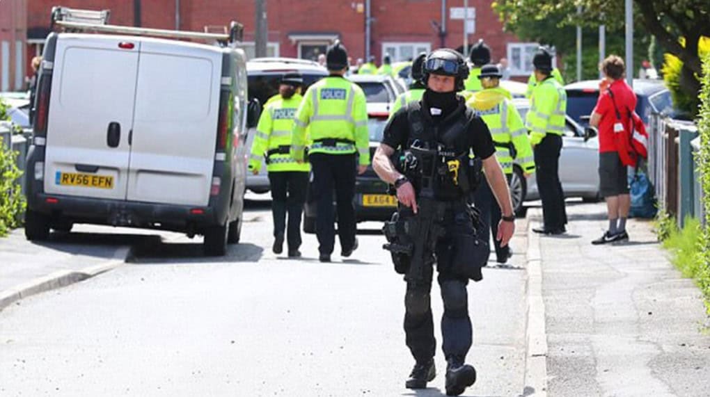 Aseguran a sujeto acusado de envenenar niños con caramelos en curso de verano en Inglaterra