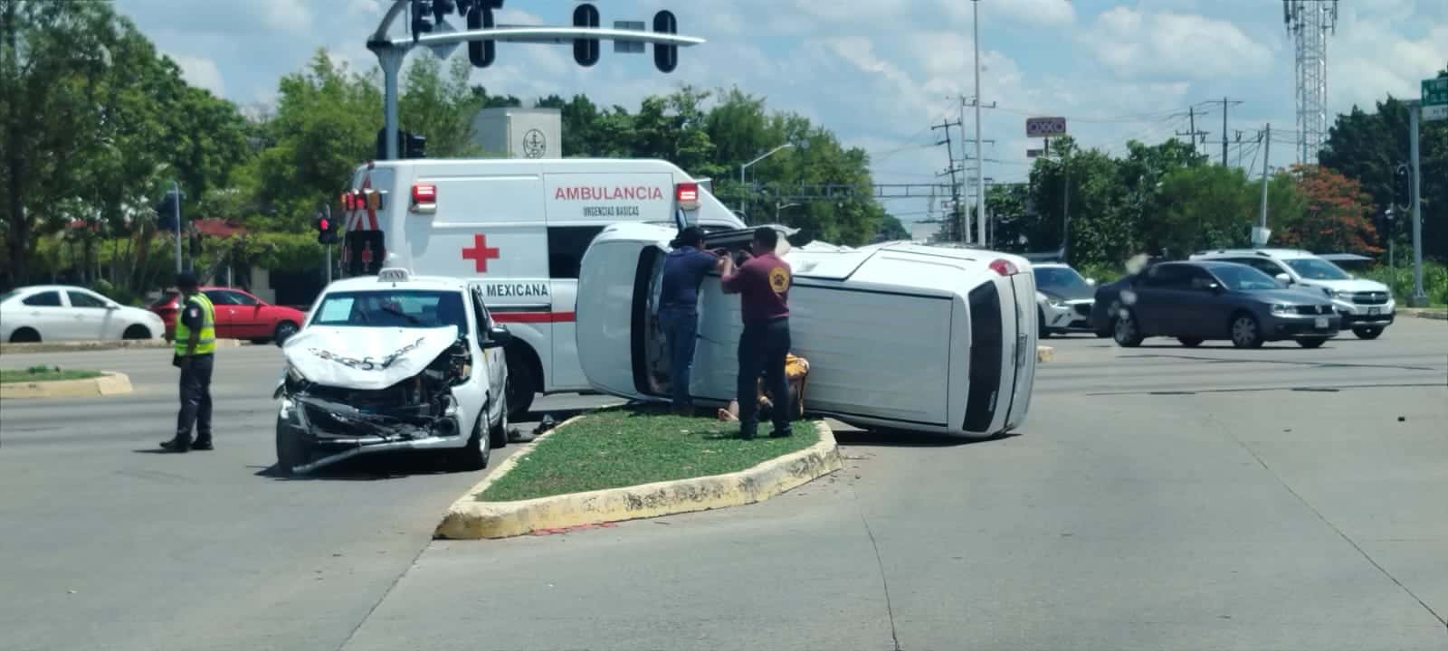 Vuelca vehículo particular tras chocar con taxi en periférico de Villahermosa