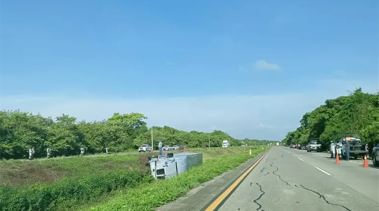 Tráiler se sale del camino y termina en cuneta central de la vía Cárdenas-Coatzacoalcos