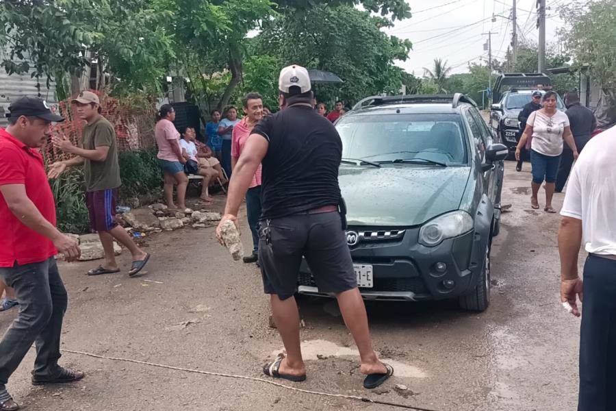 Retienen vehículo de funcionario en protesta por 3 días sin luz en Nacajuca