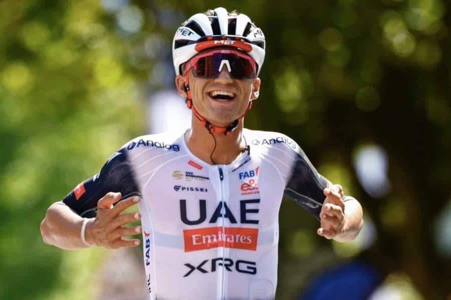 Isaac del Toro conquista su octava victoria del año en el Circuito de Getxo 2025