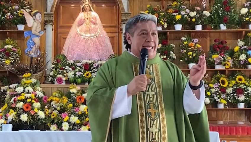 Reprende padre tiktokero a personas que mienten para pedir limosna