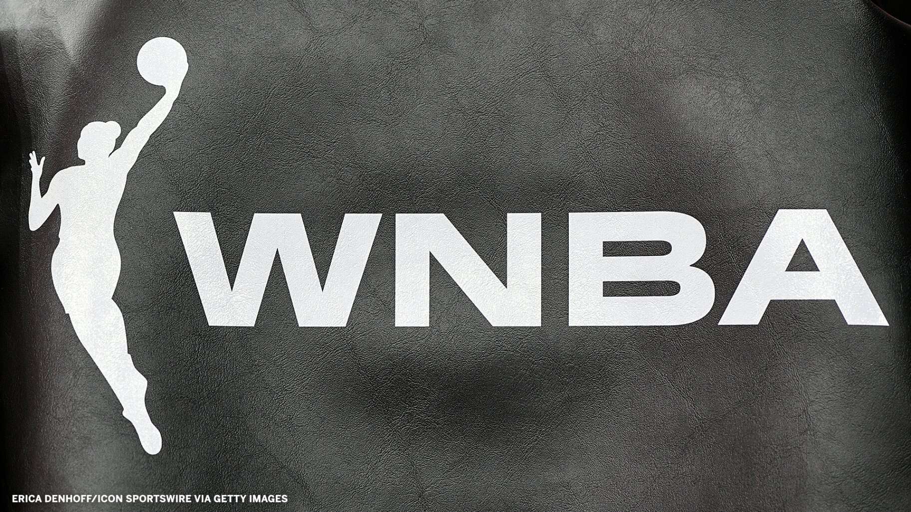 Arrestan a aficionado que lanzó juguete sexual a la duela en la WNBA