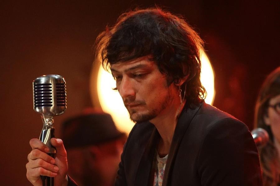 Bajan de vuelo a León Larregui tras altercado con sobrecargo