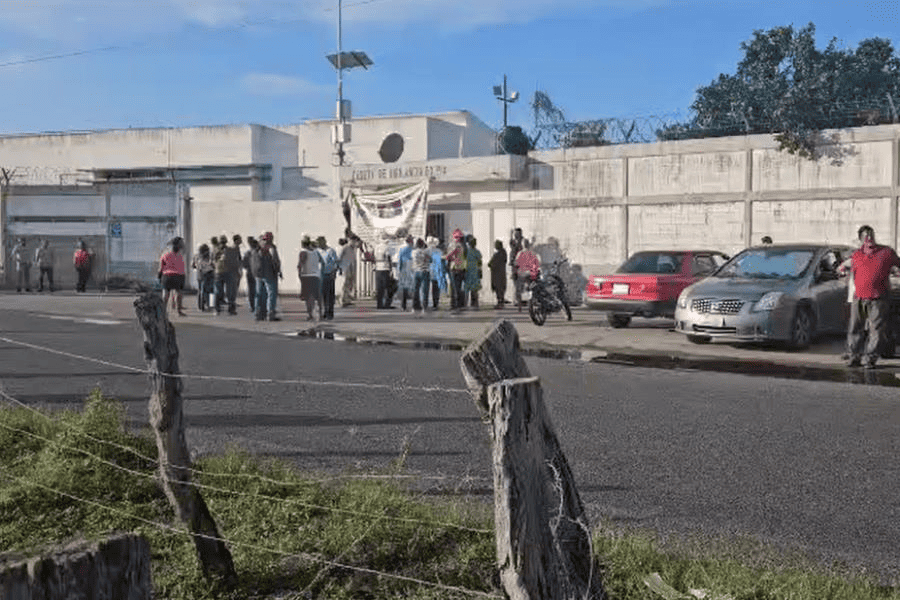 Bloquean carretera en Cunduacán por adeudos de Pemex con pobladores