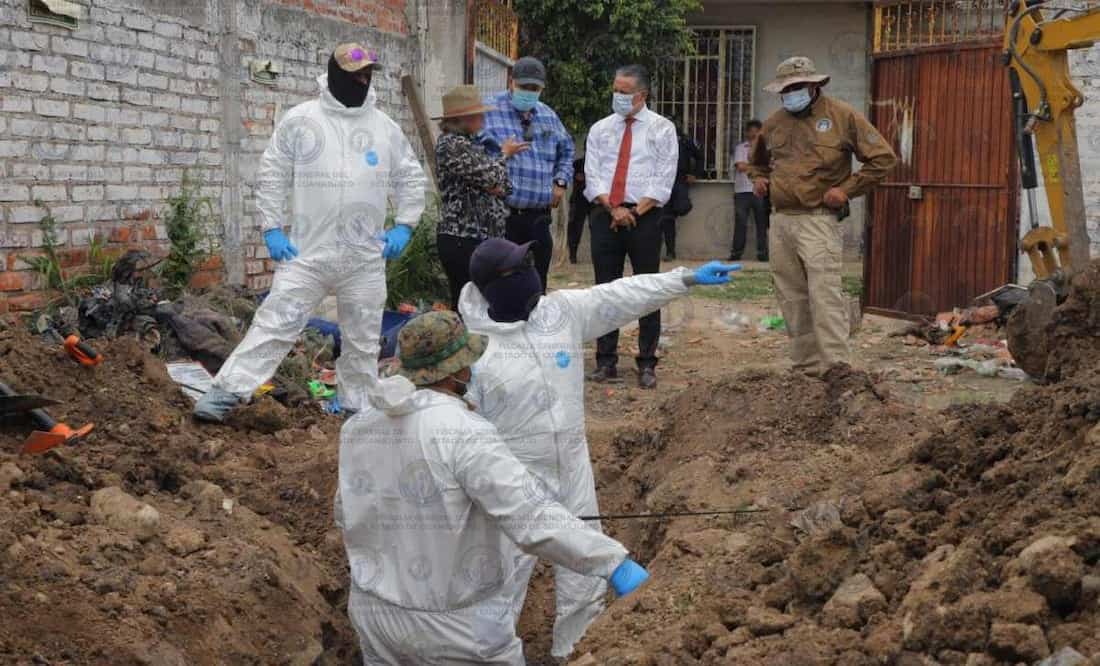 Localizan 32 cuerpos en fosa clandestina dentro de finca en Guanajuato