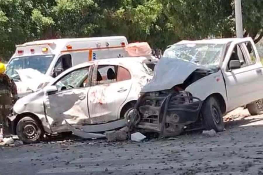 Seis muertos y dos lesionadas deja choque entre tren y tres vehículos en Guanajuato
