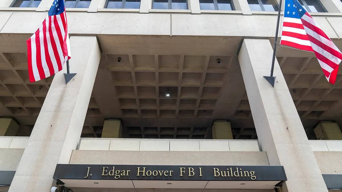 Despiden a 2 altos funcionarios del FBI, uno de ellos, exdirector de la agencia