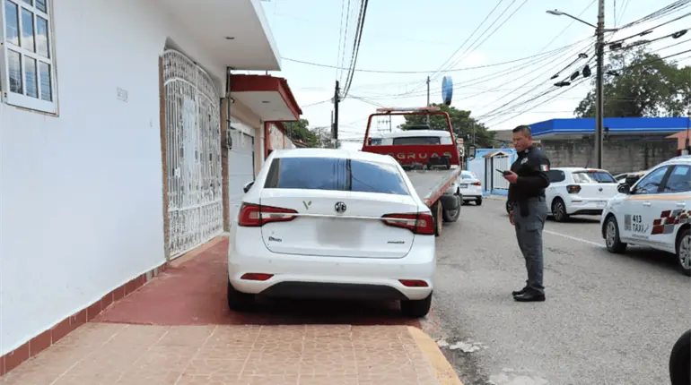PEC retira vehículos para liberar banquetas y cruces peatonales en Centro