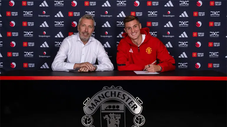 Benjamín Sesko, nuevo delantero del Manchester United